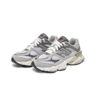 Tenis NB grises con suela blanca